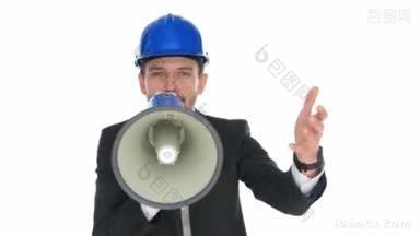 戴着安全帽的商人对着扩音器讲话，在发表公开声明或讲话时用手做手势